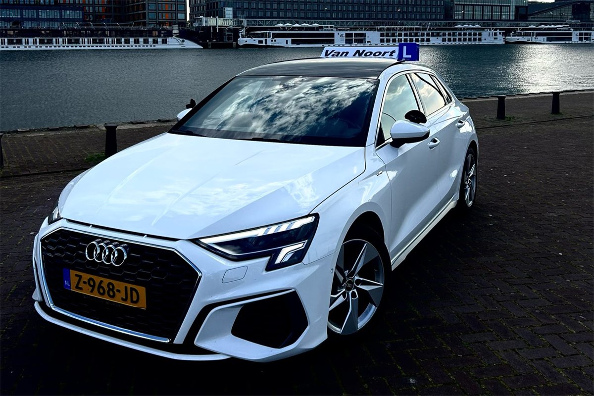 Lesauto van Rijschool Van Noort in Hoorn